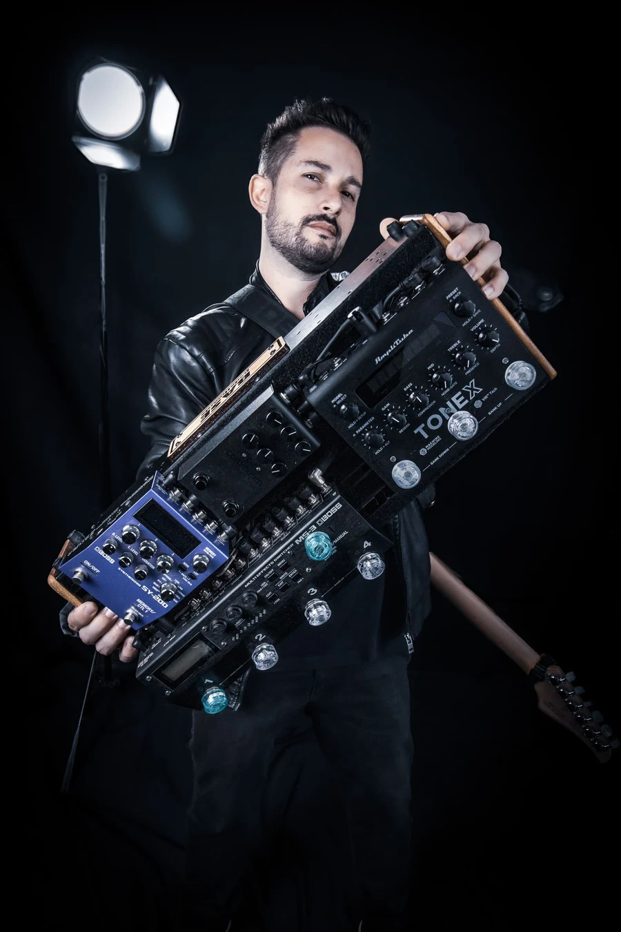 Eric Paulussi com seu setup de guitarra e pedaleiras